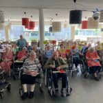 Bewoners van WZC Het Prieelshof tonen grote interesse in belang van mondgezondheid.