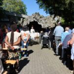 Mariamaand plechtig ingezet aan Mariagrot van Mijlbeek: warme samenkomst onder lentezon.
