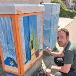 Kleur in het straatbeeld: academiestudenten geven Wetterse nutskasten artistieke make-over.