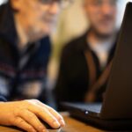 Digitaal café in Denderwindeke leert inwoners online oplichting herkennen.