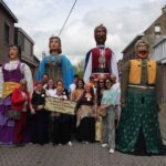 Reuzen van Bohemen trekken in nieuwe kledij door Wichelen tijdens meikermis.