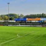 Minister De Ridder investeert €84.477 in renovatie kunstgrasveld voor KVK Ninove.