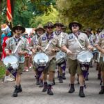 Van speelgoedtrommeltje tot icoon van Aalst: Scoutstrommelkorps ‘Met Vel en Gamel’ viert 30 jaar vriendschap en traditie.