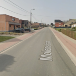 Onveilige situatie in Molenstraat beroert gemeenteraad van Herzele: vragen over elektriciteitspaal en verminderde straatverlichting.
