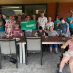Rolling Stones-fanclub Sticky Fingers schenkt 800 euro aan vzw Schoonderhage in Iddergem.