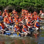 Avontuur op de Dender: Ninoofse jongeren bouwen eigen vlotten en varen naar Pamel.