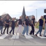Seizoenscafé viert 10 – jarig bestaan met ambachtenmarkt, reuzen Rie en Lea, fanfare, live muziek, springkasteel, zomerterras en food & drinks.