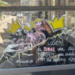 Eerste raamschilderingen rond Lucien kleuren Erpe-Mere geel.