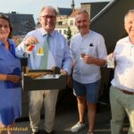 Honderden zakjes zout vliegen door de Korte Zoutstraat tijdens vijfde feestelijke zoutworp.