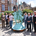 De Regie der Gebouwen plaatst het gerestaureerde beeld van het Ros Beiaard terug op de toren van het gerechtsgebouw van Dendermonde.