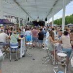Tropische zomerjaarmarkt lokt massa volk naar Sint-Lievens-Houtem: traditie, muziek en verkoeling hand in hand.