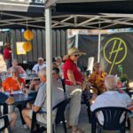 Marktplein van Sint-Lievens-Houtem baadt in Vlaamse feeststemming tijdens gezellige familienamiddag.
