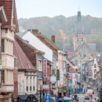 Vlaams Belang vraagt meer aankopen bij lokale handelaars, stad Geraardsbergen wijst op wettelijke grenzen.