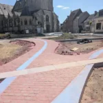 Bouwverlof brengt tijdelijke pauze in heraanleg dorpscentrum: werken hervatten op 3 augustus.