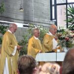 Bomvolle Sint-Annakerk viert 60 jaar priesterschap van Michel Bekaert.
