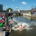 Big Jump roept in Aalst op tot proper water: symbolische sprong in de Dender moet aandacht vestigen op waterkwaliteit.