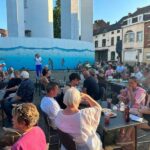 Franse sfeer en zomerse gezelligheid op Watertorenplein tijdens jaarlijkse Franse avond.