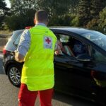 Rode Kruis deelt water uit aan gestrande automobilisten na zwaar ongeval op E40 in Aalst.