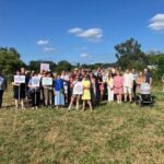 Massaal protest tegen woonproject met 55 woningen in Erembodegem: buurt vreest verkeerschaos, parkeerproblemen en verlies van groen.