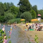 Tijdelijk zwemverbod in De Gavers door blauwalg: strand blijft open, bootverhuur gesloten.
