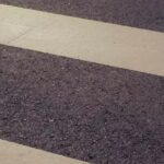 Nieuw voet- en zebrapad langs Steenweg om verkeersveiligheid aan handelszaken te verhogen.