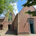 Museum ’t Gasthuys verkoopt meubilair en tentoonstellingsmateriaal.