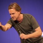 TV Oost Vertellingen brengen Bas Birker naar domein Steenberg voor gratis comedyavond.
