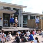 Kinderen nemen de leiding tijdens Kinderenbaasdag op speelplein Awimbalieje.