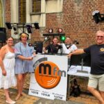 Radio M fm Zomerbar strijkt opnieuw neer in sfeervolle binnentuin van Kloosterstraat 40.