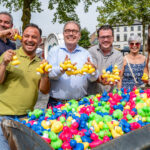 2.000 badeendjes kleuren de Dender tijdens sfeervolle Eendjesrace van AKV Pertotal.