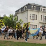 Vlaams Belang trekt met vijftig militanten de straat op tegen sluiting van De Warande in Wetteren.