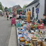 Vijftiende rommelmarkt in Hofstade lokt opnieuw koopjesjagers naar de Zijpstraat.