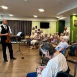 Violist Farchod Yuldashev betovert bewoners van WZC Nieuwbeekhof met sfeervol concert.