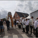 Nieuwe reus Gerard loopt voor het  eerste mee in de reuzenstoet  tijdens Gijzel Kirmesse.