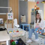 Odisee-docent Maayke Asselman staat na zeven jaar opnieuw voor een kleuterklas in Mere.