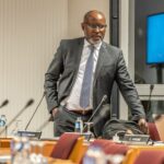 Aalsters schepen Théo Nsengimana verschijnt voor politierechtbank na verkeersinbreuk.