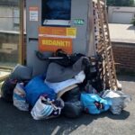 Kledingcontainer in Goeferdinge blijft sluikstort aantrekken: boete kan oplopen tot 500 euro.