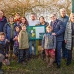 Infobord aan herdenkingsbos voor overleden peuter Ilias verdwenen.