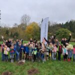 De provincie plant 204 bomen en struiken aan Kaaihoeve in Zwalm samen met de leerlingen Vrije Basisschool uit Dikkelvenne.