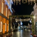 Kerstverlichting wordt opgehangen in de binnenstad van Ninove.