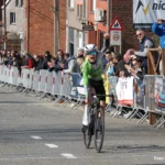 Robrecht Viaene uit Moorsel verschalkt medevluchters in de slotmeters en pakt zijn eerste zege van het seizoen.