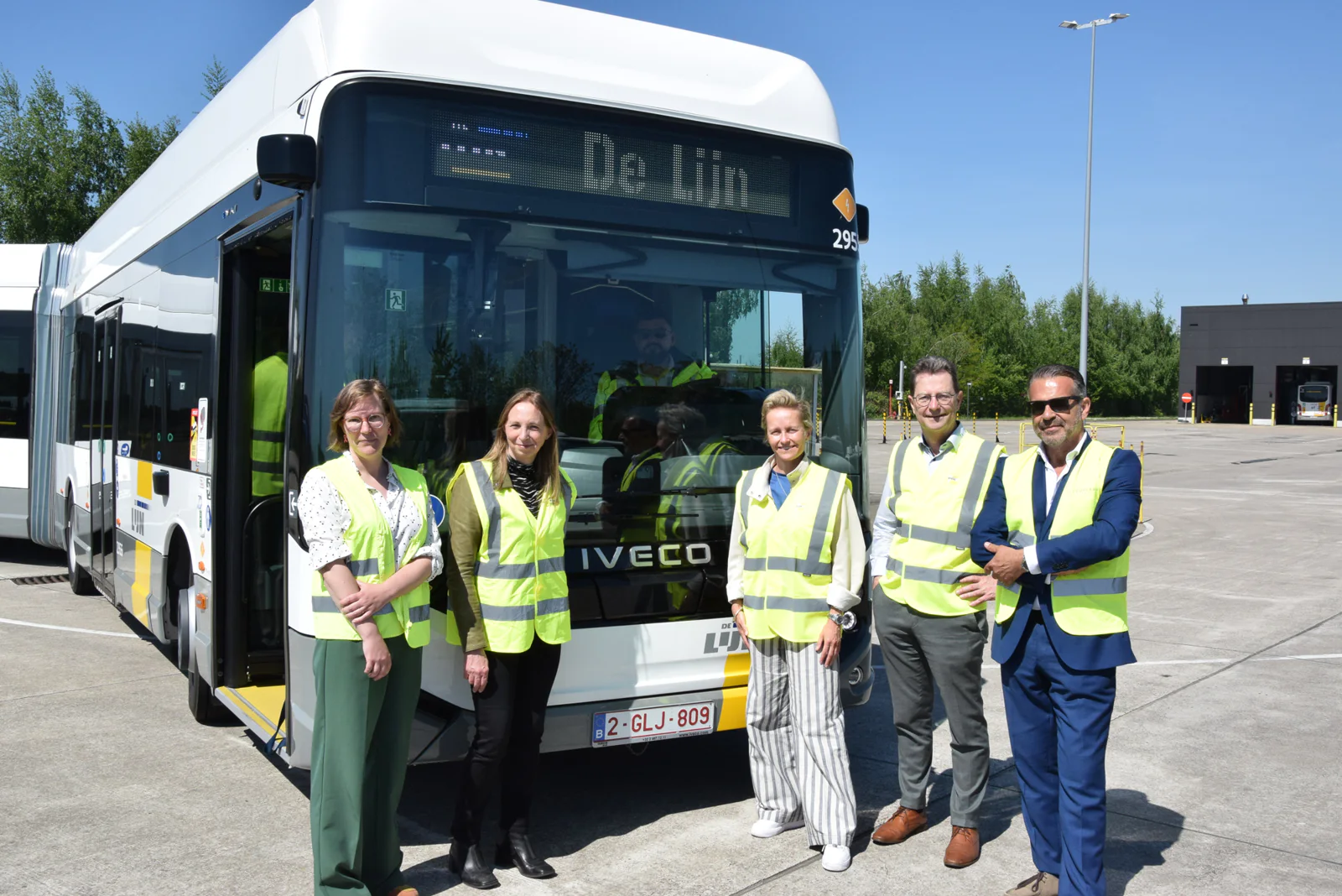 De Lijn neemt eerste volledig elektrische gelede bussen in gebruik in Leuven.