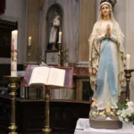 Nieuw Mariabeeld krijgt plaats in eeuwenoude grot van Vlierzele.