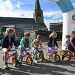 Paasfeest in Oordegem verbindt jong en oud: Gezinsbond pakt uit met eitjesraap, loopfietsen en kunstexpo.