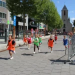 Sportieve teamgeest kleurt het Marktplein tijdens succesvolle Marktrun in Sint-Lievens-Houtem.