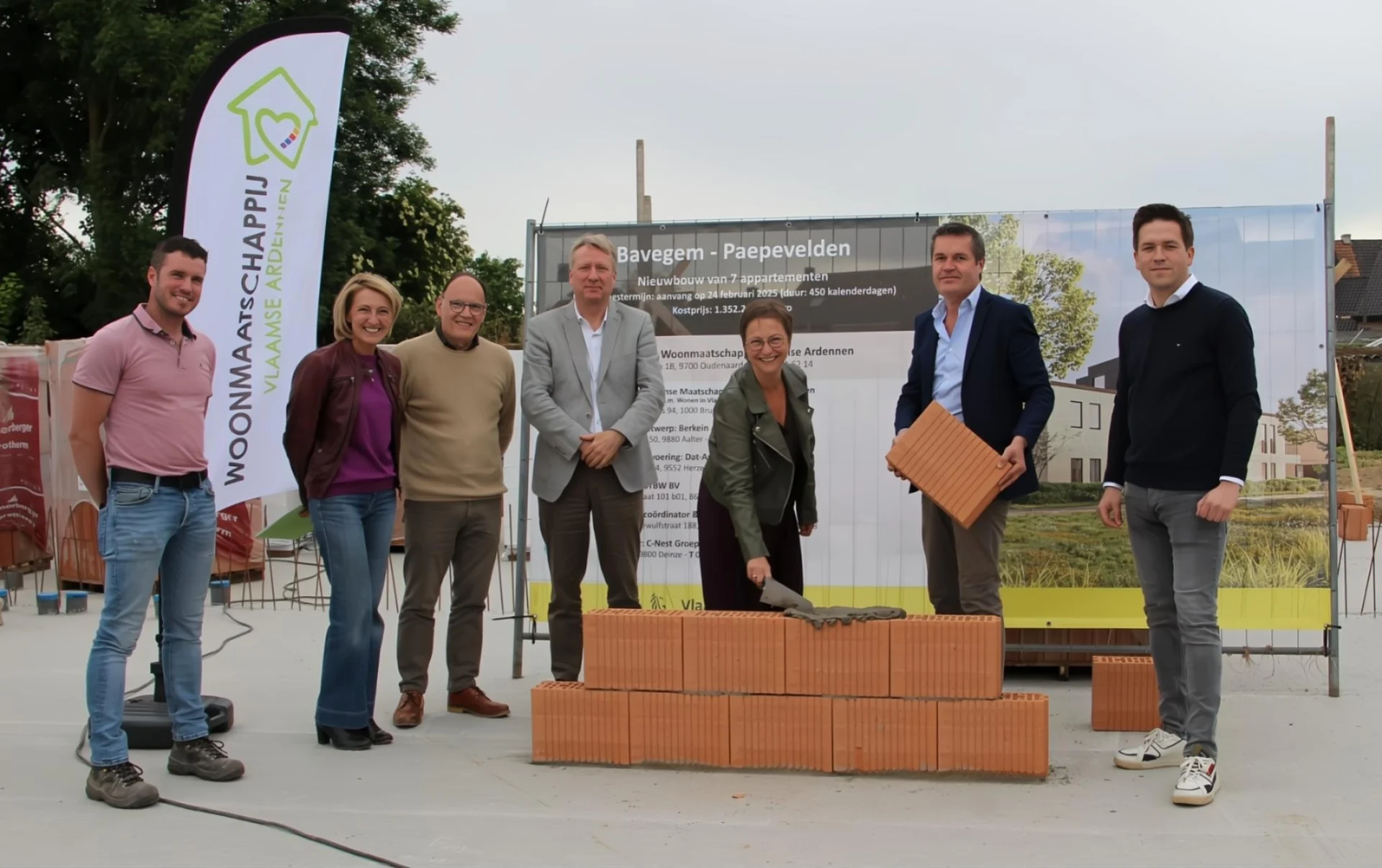 Eerstesteenlegging in Bavegem markeert mijlpaal in sociaal woonbeleid: 17 nieuwe kavels, 7 sociale appartementen en een duidelijke boodschap aan Vlaanderen.