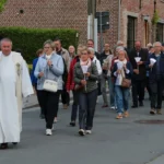 Eeuwenoude devotie leeft verder in Vlierzele: kaarsjesprocessie en Rotsenommegang verbinden gelovigen en dorpsgemeenschap.