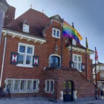 Regenboogvlag wappert in Sint-Lievens-Houtem: krachtig signaal van solidariteit op Internationale Dag Tegen Holebifobie en Transfobie.