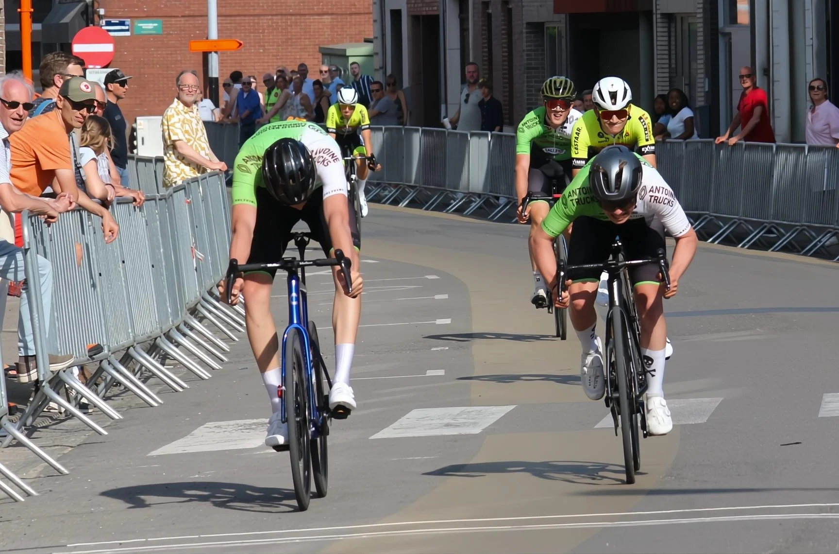 Tiemen Buelens sprint naar eerste overwinning van 2025 in boeiende juniorenkoers te Ninove.