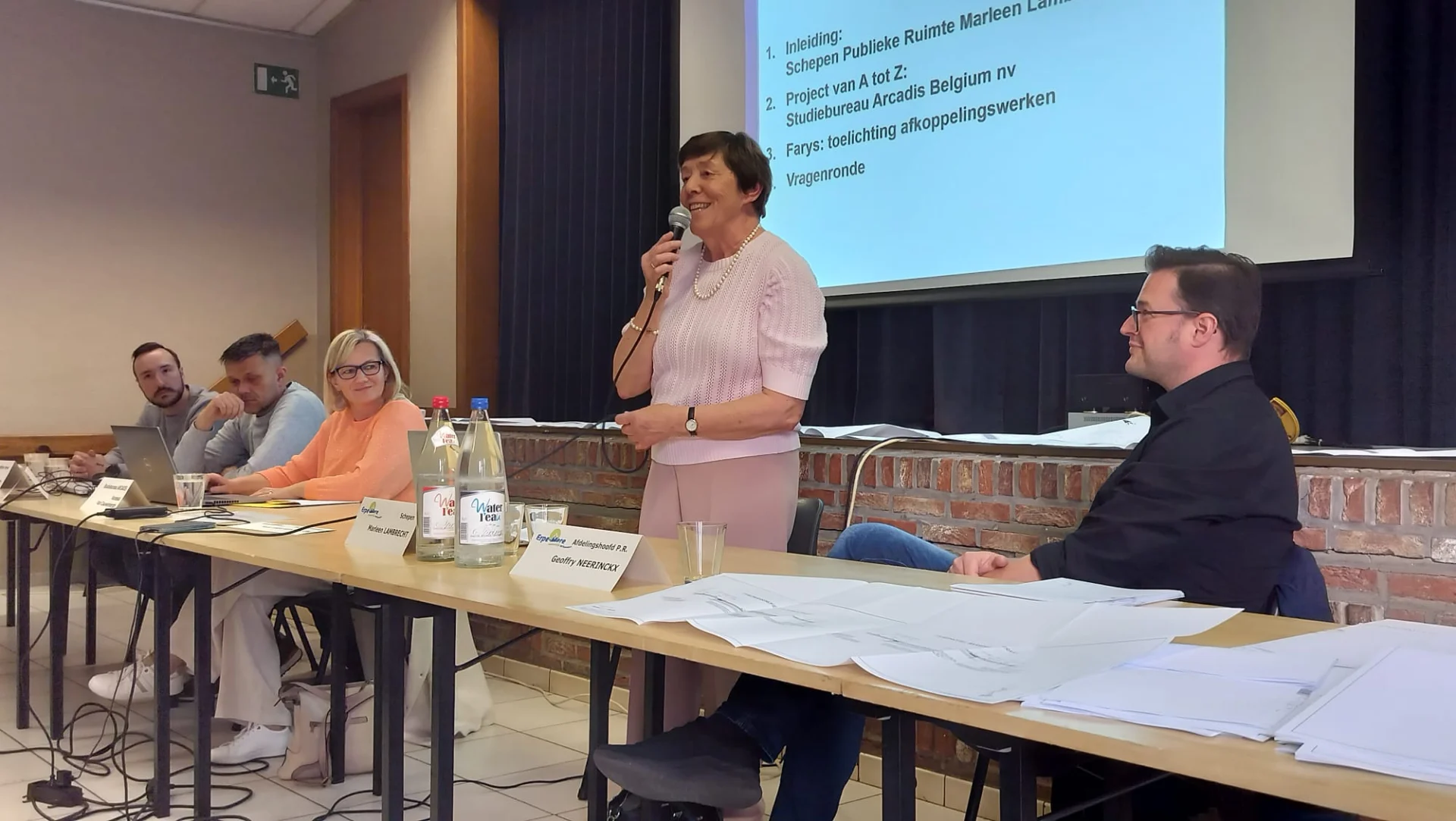 Grootse riolerings- en wegeniswerken in Burst en Aaigem: gemeente Erpe-Mere licht ambitieuze plannen toe tijdens druk bijgewoonde infoavond.